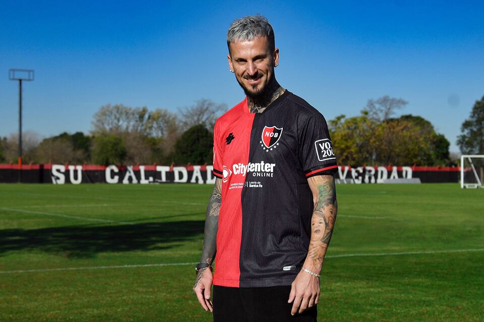 Darío Benedetto firmó ayer contrato con los leprosos y esta mañana tendrá su primera práctica formal.