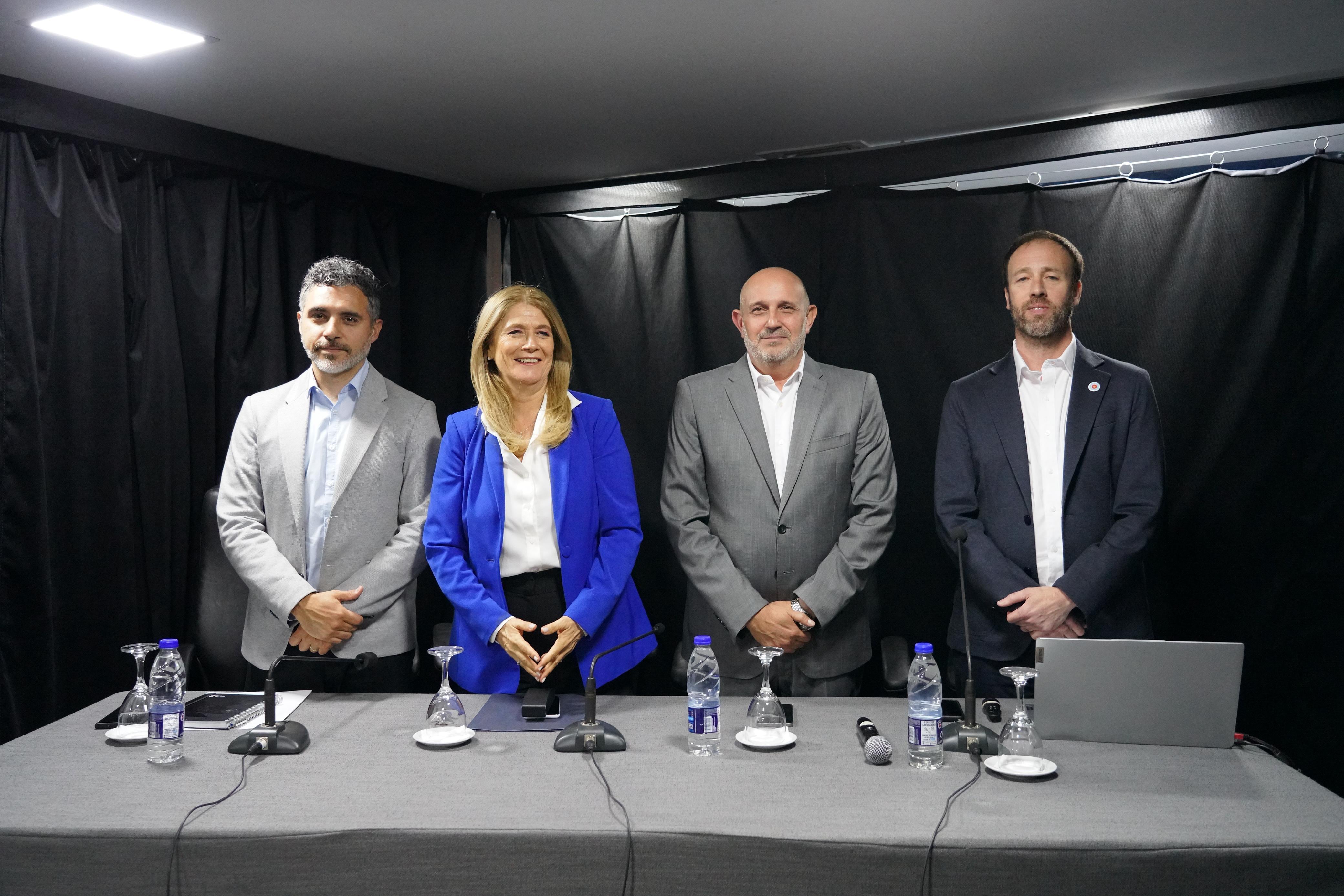 Pablo López y Cristian Girard presentaron el Presupuesto junto a la titular del Senado, Verónica Magario, y al presidente de la cámara baja, Alexis Guerrera. 