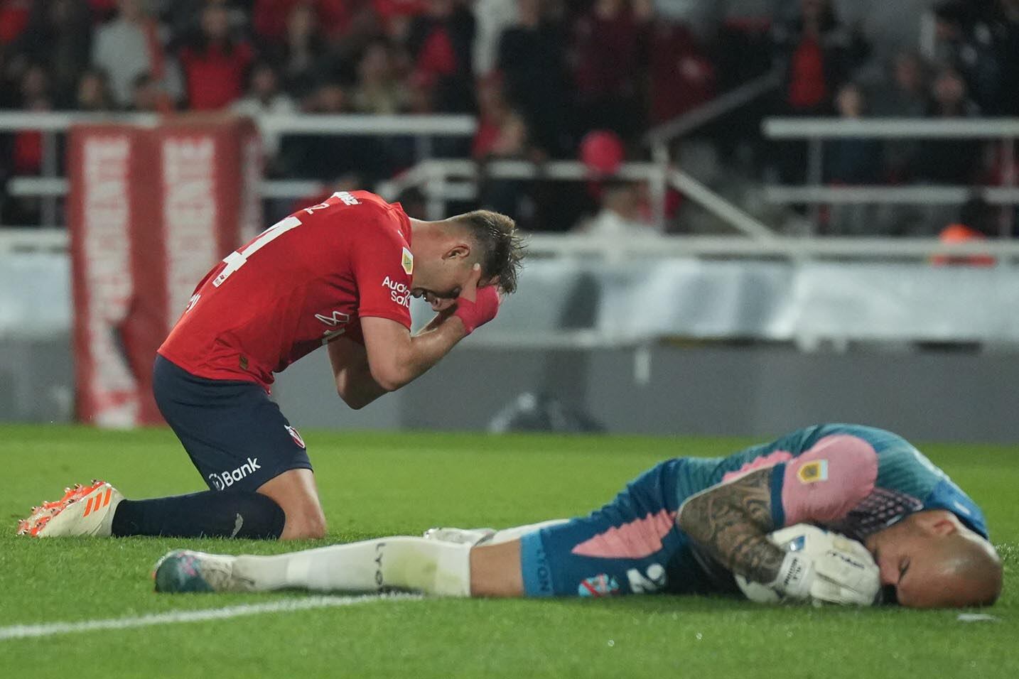 El delantero Giménez no puede creer la ocasión fallada mientras Medina se abraza al punto