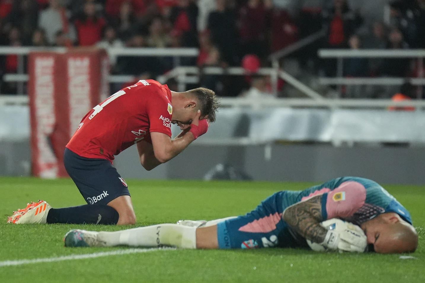 El delantero Giménez no puede creer la ocasión fallada mientras Medina se abraza al punto