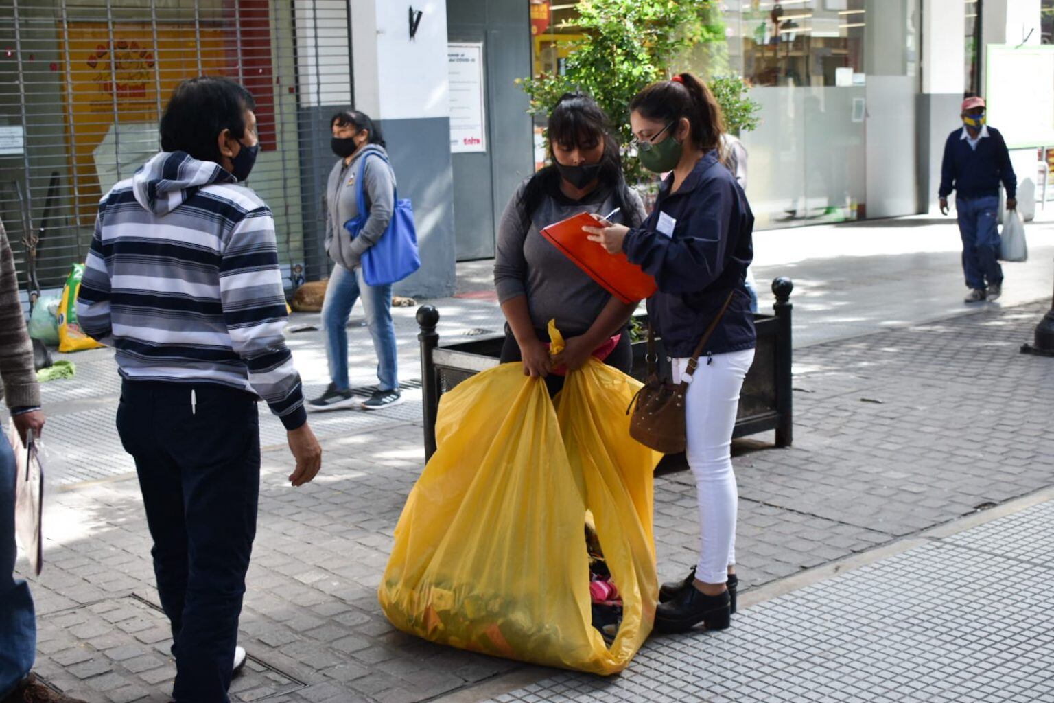 Según el censo municipal, hay 500 manteros solo en el microcentro.