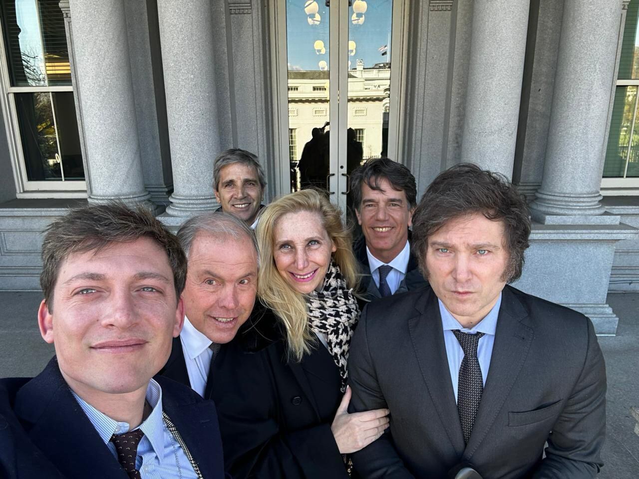 "Selfie" a la salida de la Casa Blanca. Caras sonrientes, salvo Javier Milei en su pose habitual.