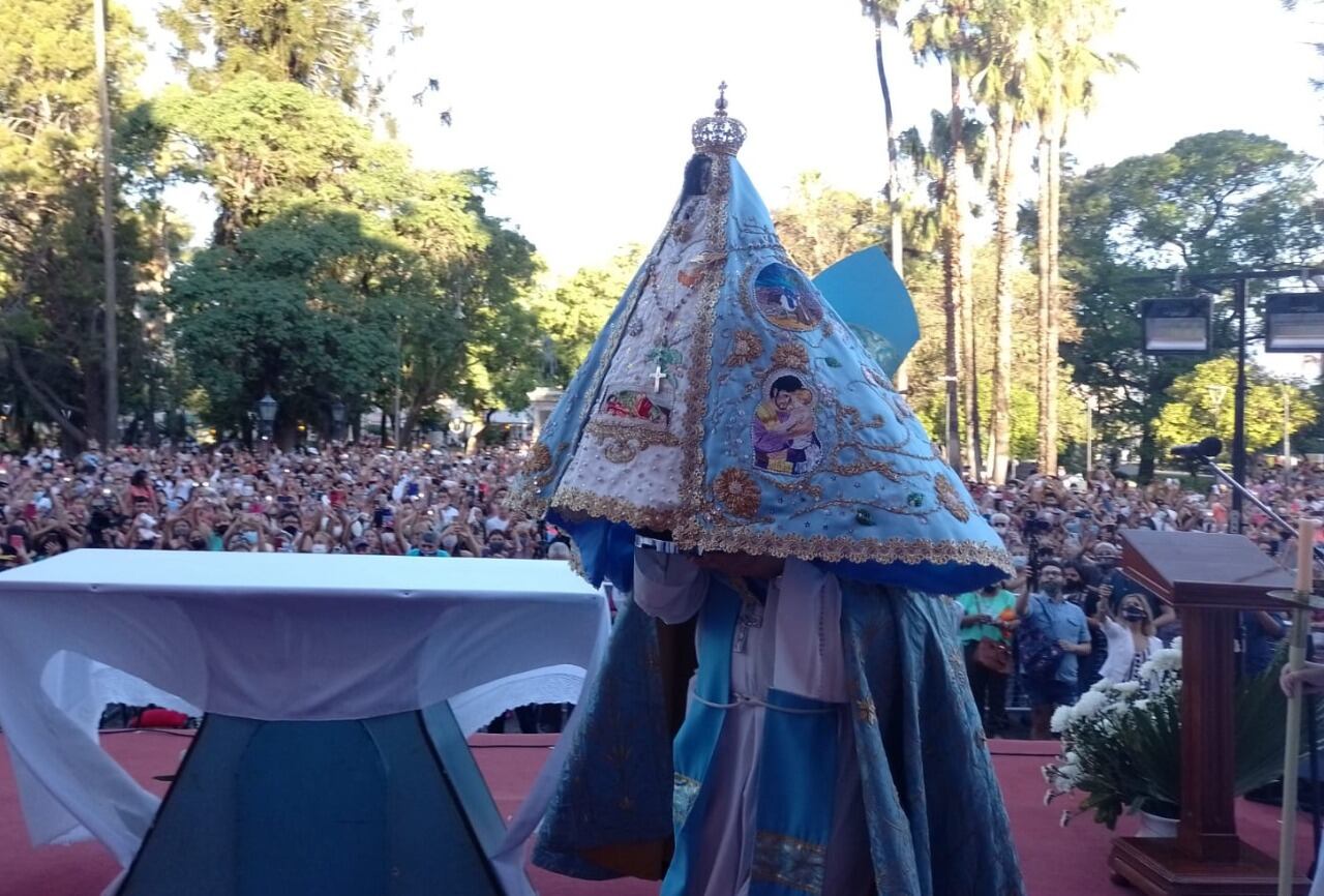 Solemne bajada de la Virgen al Paseo de la Fe.