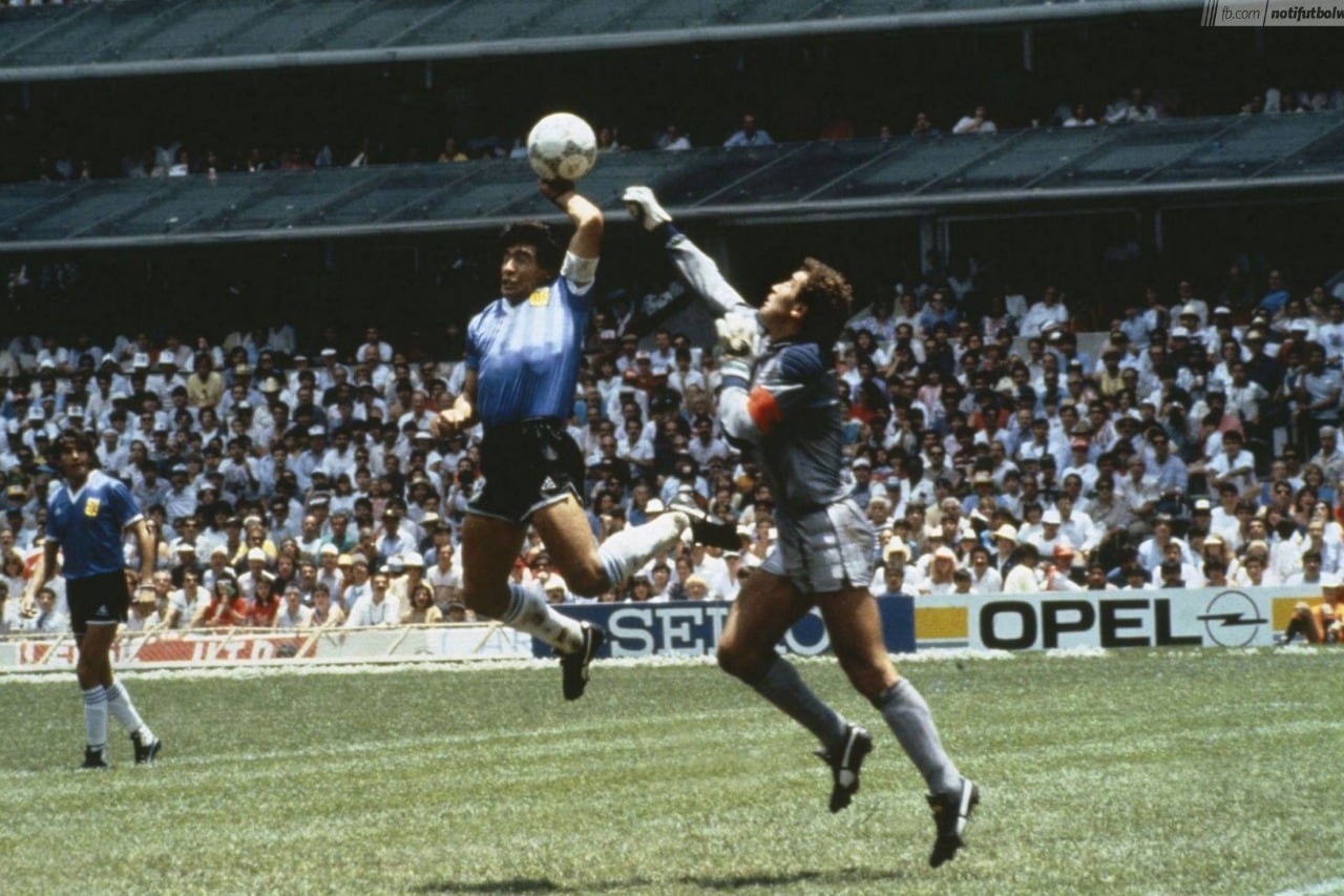 Hodge fue quien, con su despeje, "habilitó" a Maradona para que ajusticie a Shilton en el gol del 1-0.