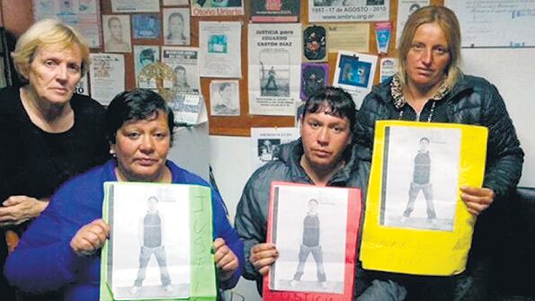 Mónica Yllescas, madre de Ariel, y Rosa Bru, reclamaron justicia.