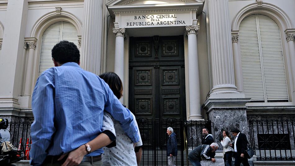 El Banco Central no detiene la sangría, incluso con tasas de cortísimo plazo arriba del 70 por ciento.