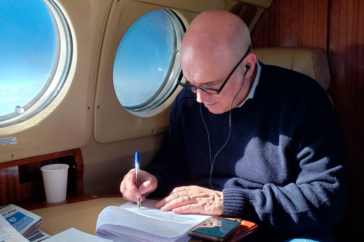 Espert a bordo del avión privado de Machado.