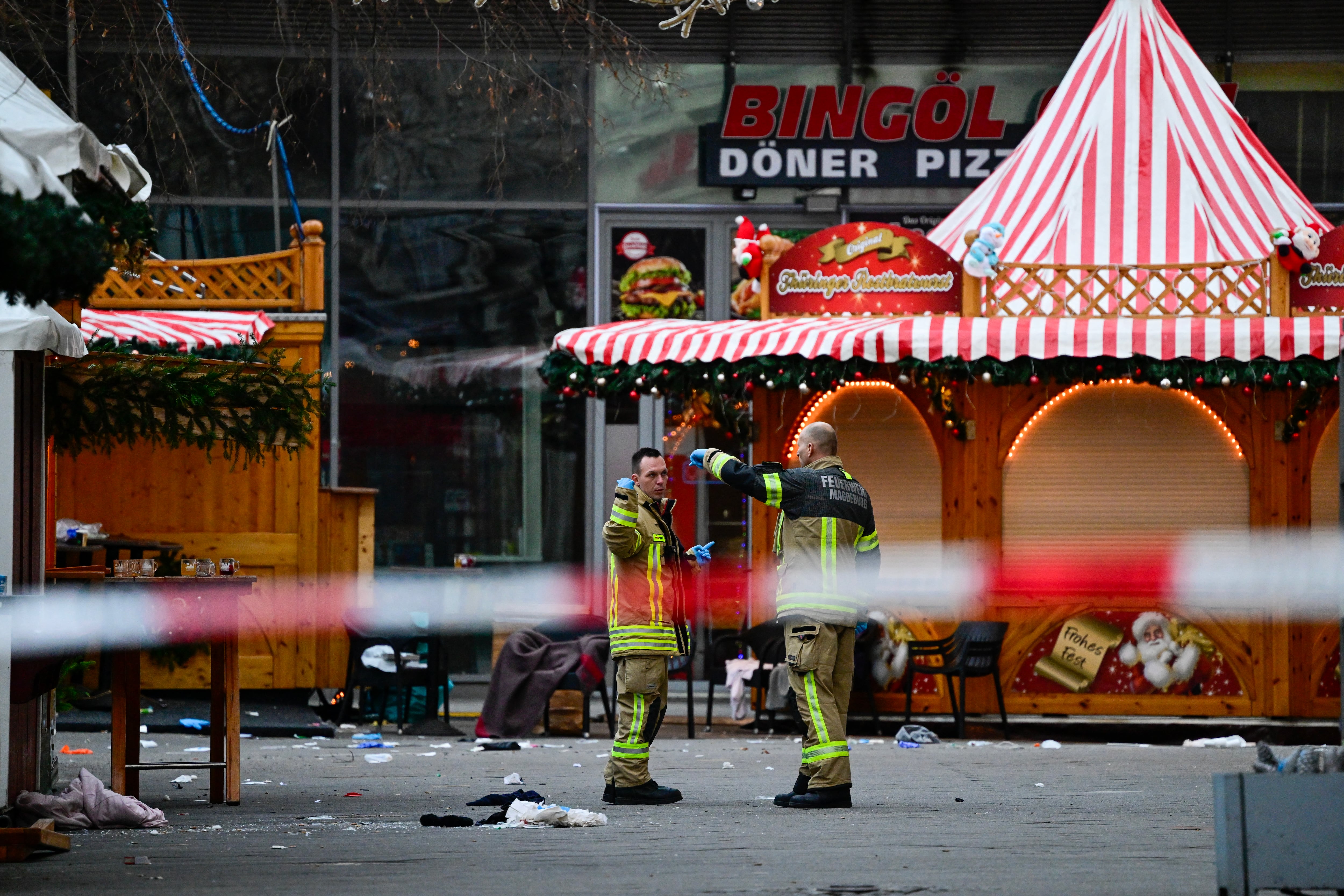 Las autoridades policiales, custodiando la escena de la barbarie