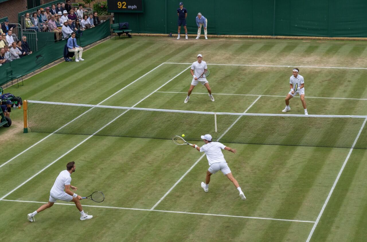 Zeballos devuelve de drive durante el triunfo del dobles