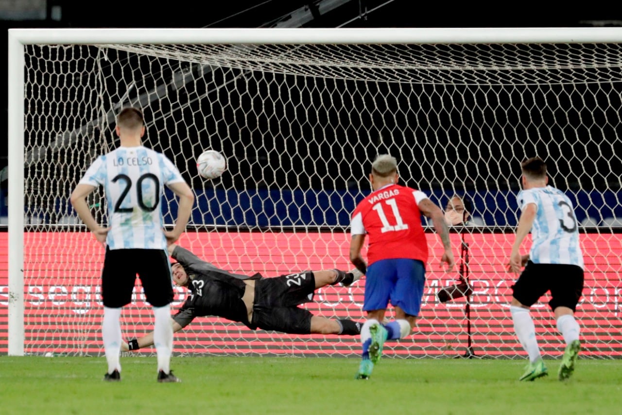 "Dibu" Martínez atajó el penal de Vidal pero no pudo en la segunda