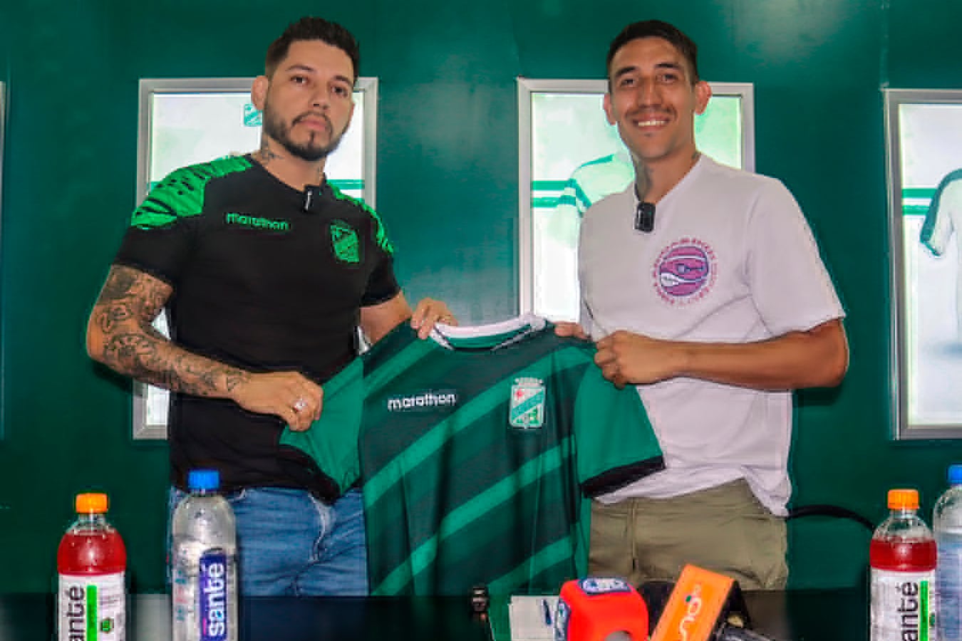Centurión (derecha) jugará en el fútbol boliviano