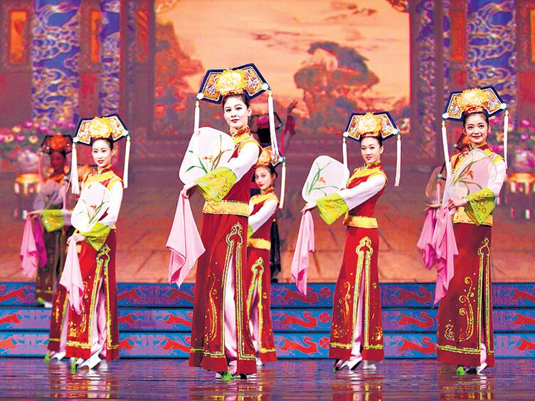 En Shen Yun impactan los colores del vestuario y la energía grupal cuando manda la danza.
