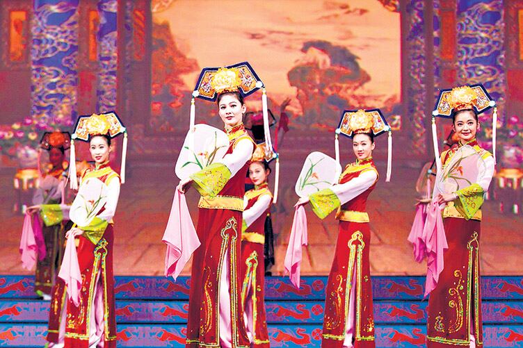 En Shen Yun impactan los colores del vestuario y la energía grupal cuando manda la danza.