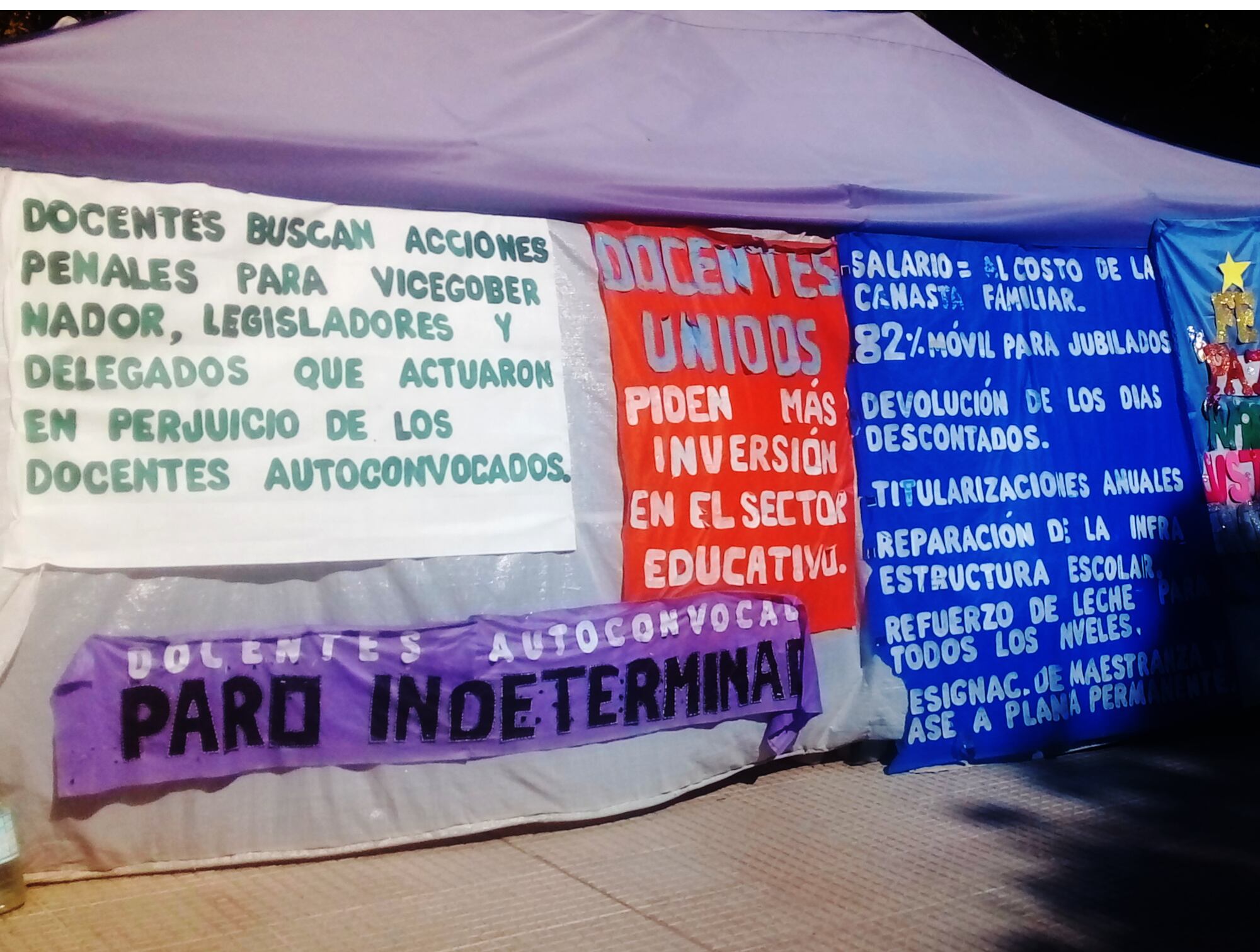 Uno de los laterales de la carpa