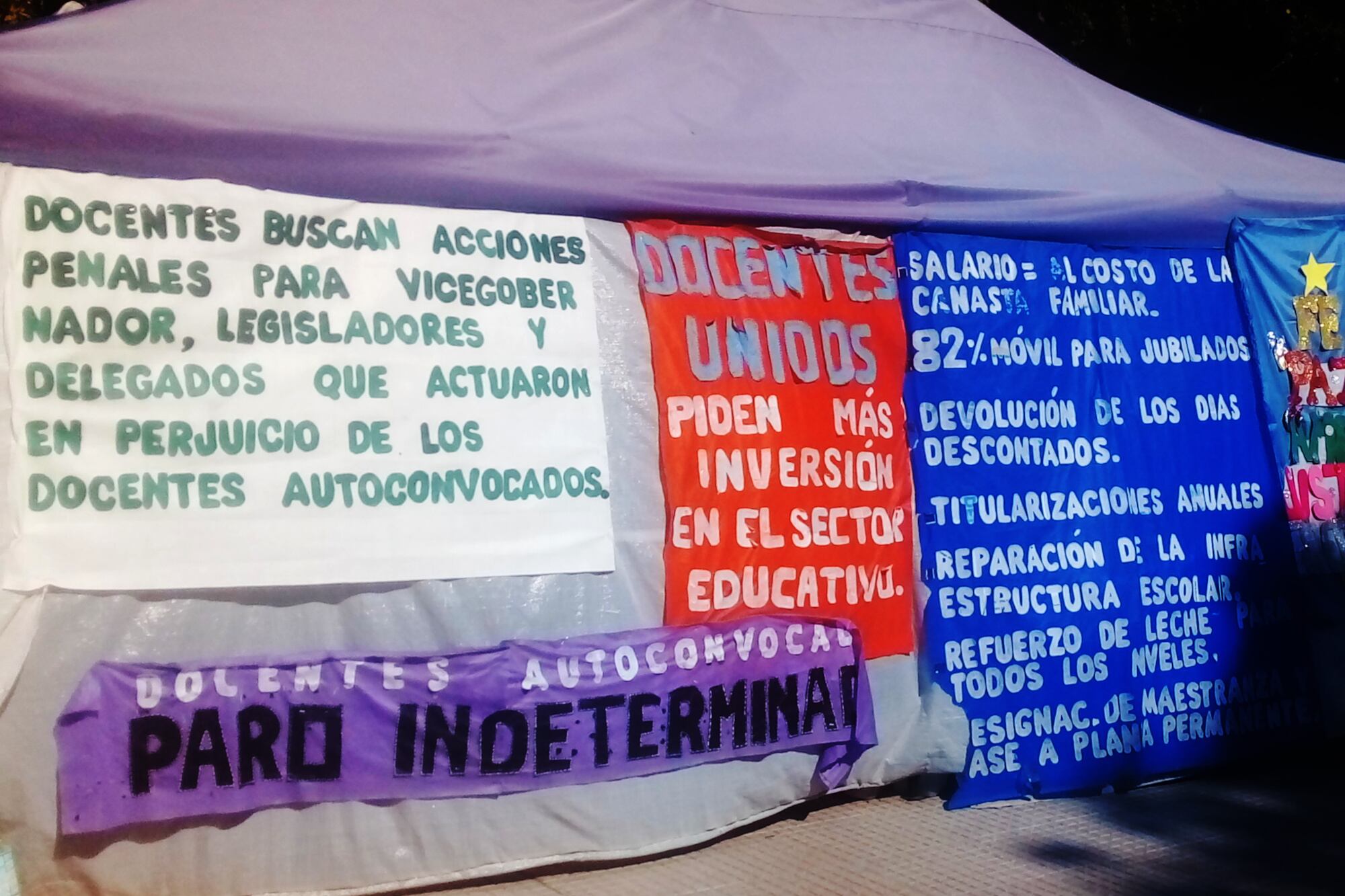 Uno de los laterales de la carpa