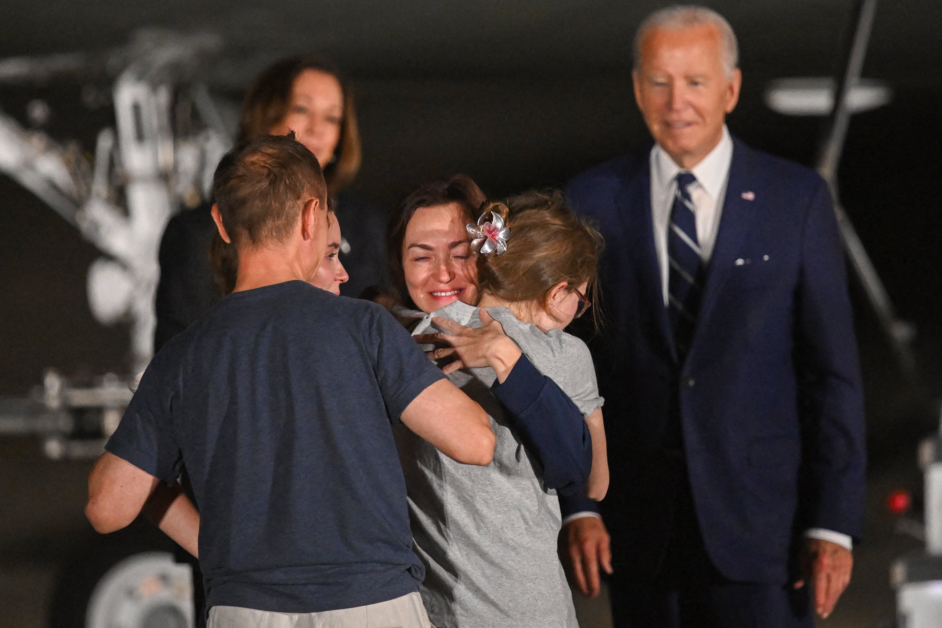 Alsu Kurmasheva abaza a su familia bajo la mirada de Harris y Biden