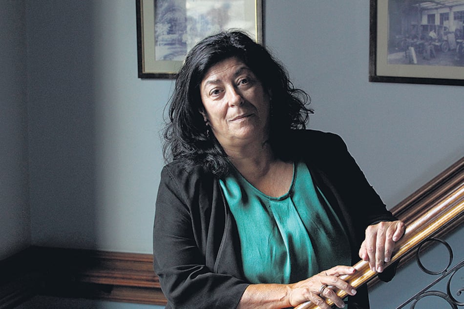 Almudena en el Café de los Angelitos, uno de los lugares donde transcurre su novela.