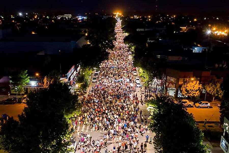 El jueves por la noche hubo de nuevo masivas protestas contra la megaminería en las principales ciudades de Mendoza.