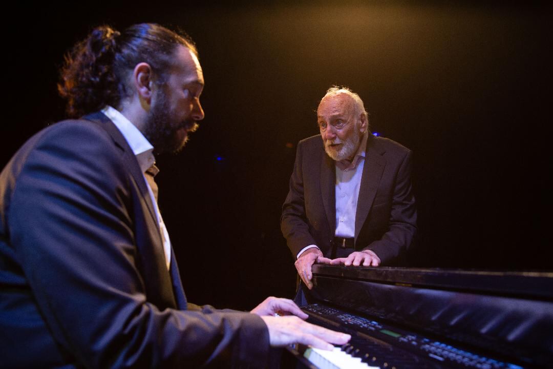 Alterio acompañado por el pianista Juan Esteban Cuacci.