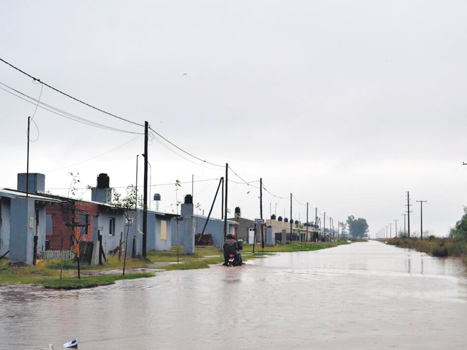 Pese a las defensas, el agua entra en General Villegas.