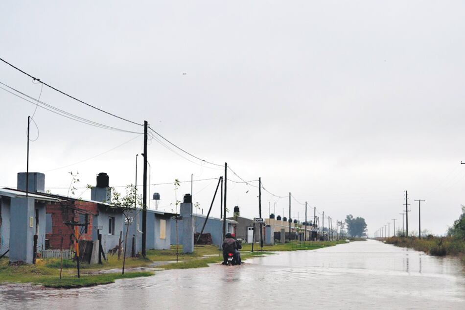 Pese a las defensas, el agua entra en General Villegas.