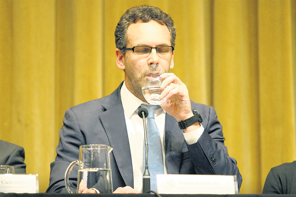 El titular del BCRA, Guido Sandleris, busca secar la plaza.