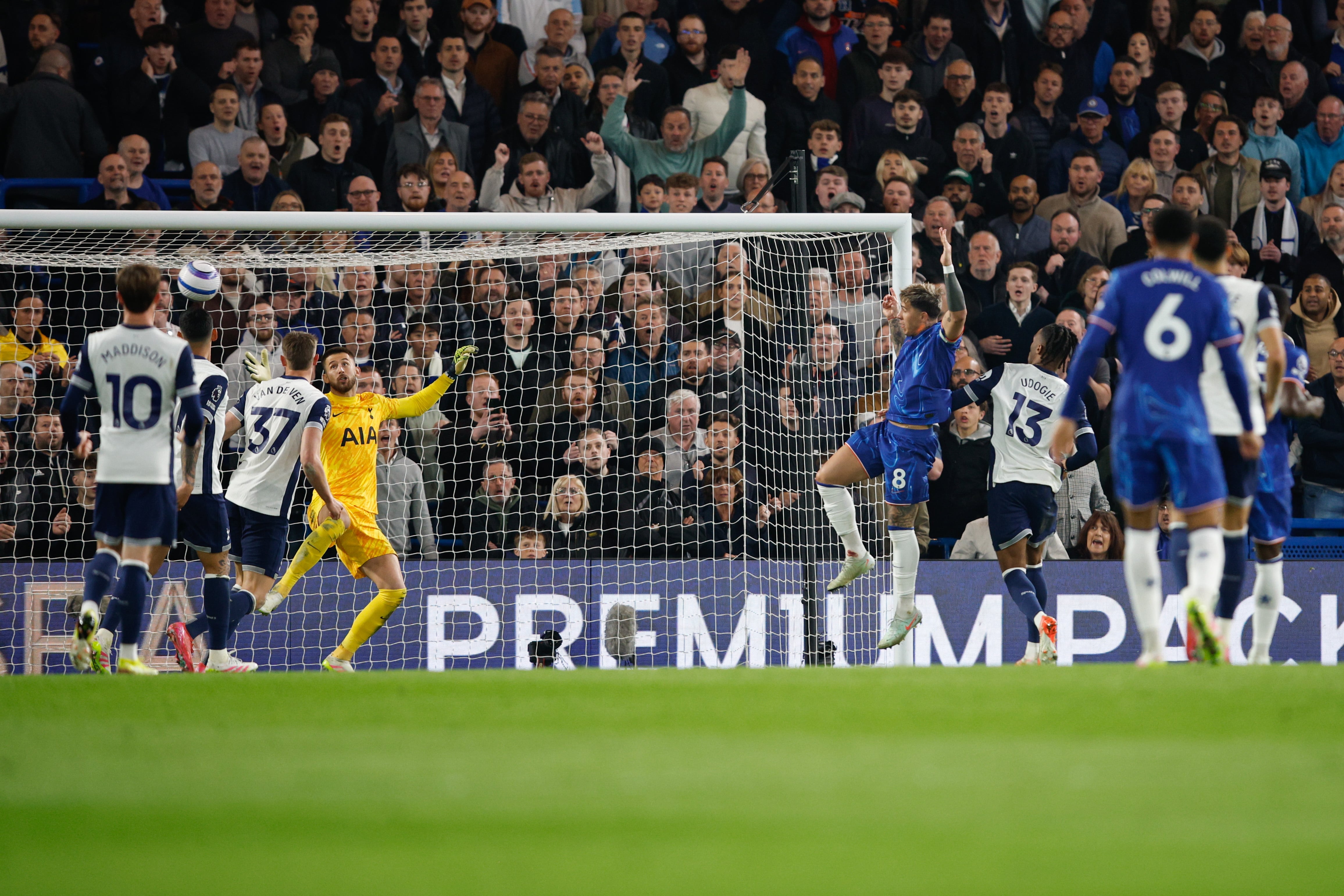 Enzo Fernández ya cabeceó a la red para la victoria de Chelsea