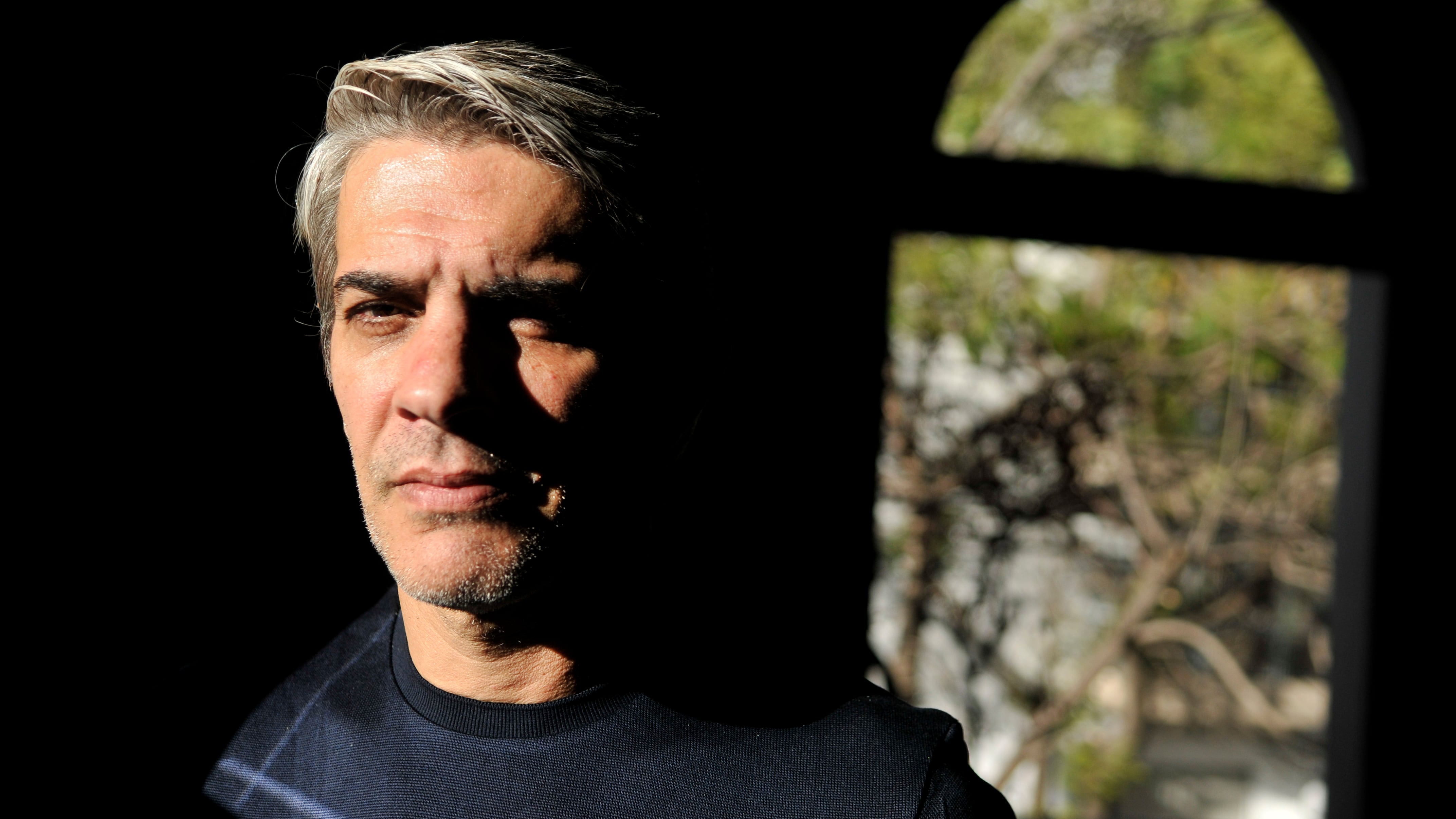 En la serie, Echarri encarna a un ladrón de guante blanco retirado.