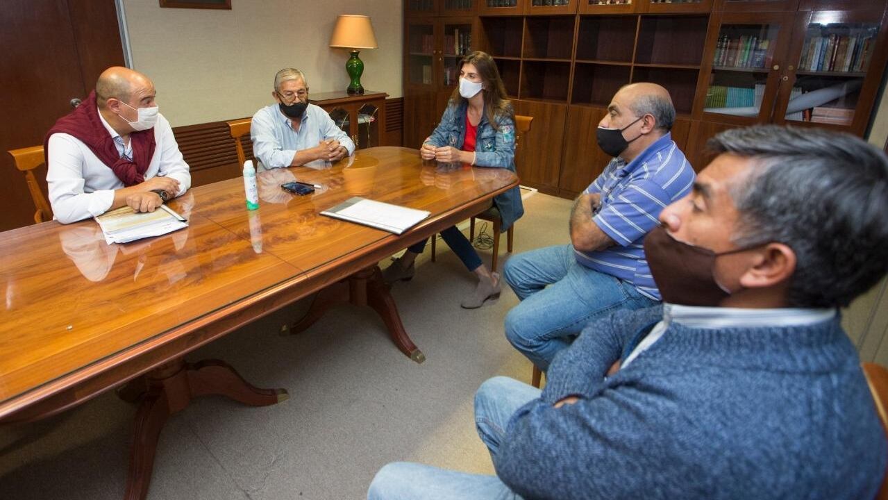 Romero junto los referentes gremiales en la firma del acuerdo