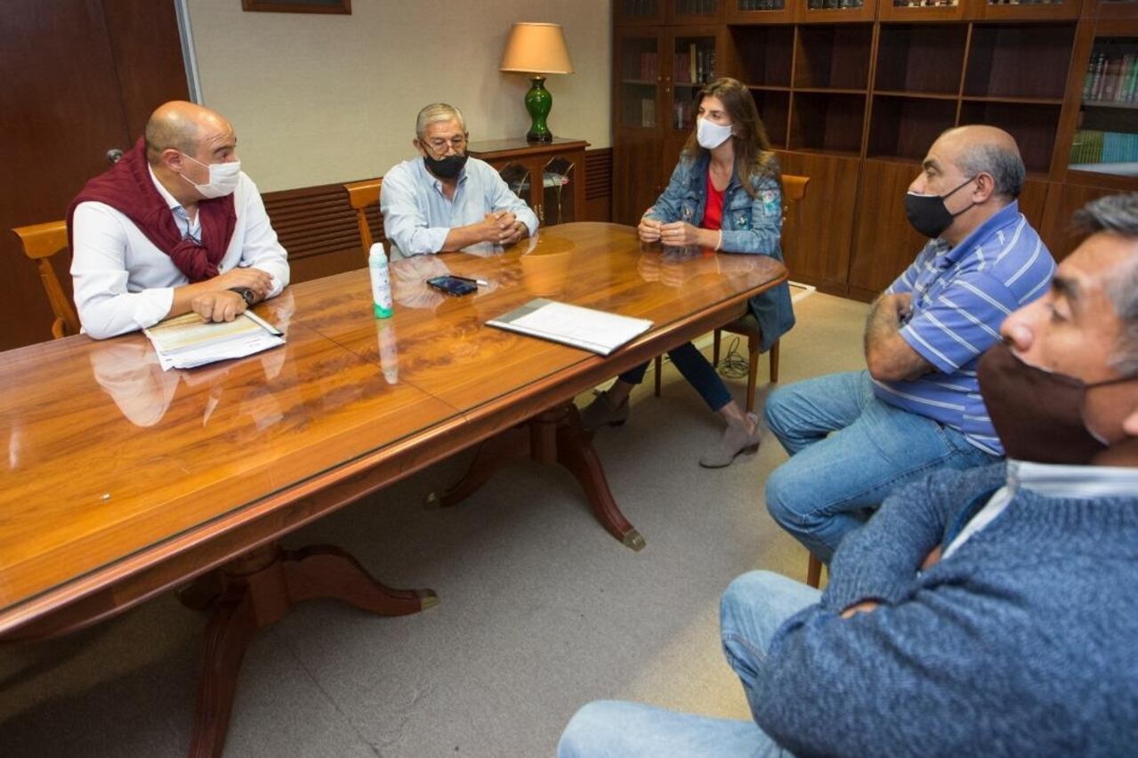 Romero junto los referentes gremiales en la firma del acuerdo