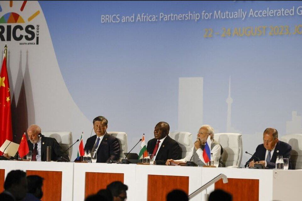 Los jefes de Estado Luiz Inacio Lula da Silva, Xi Jinping, Cyril Ramaphosa, Narendra Modi y el canciller ruso Sergei Lavrov en la última cumbre de BRICS.