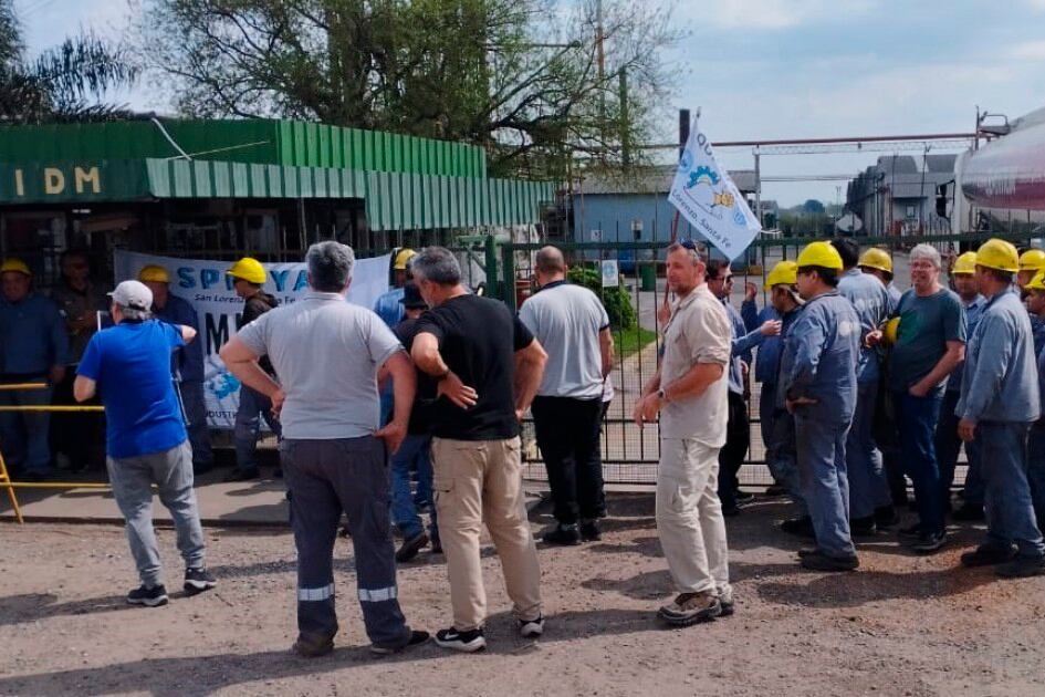 Trabajadores de IDM reclaman volver a producir y cobrar sus salarios completos.