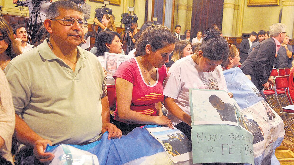 Familiares de los tripulantes del submarino siguen reclamando que la búsqueda continúe.