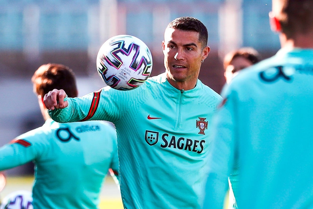 Cristiano Ronaldo, a la cabeza de Portugal.