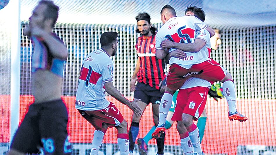 Guzmán festeja con sus compañeros el gol de la victoria.