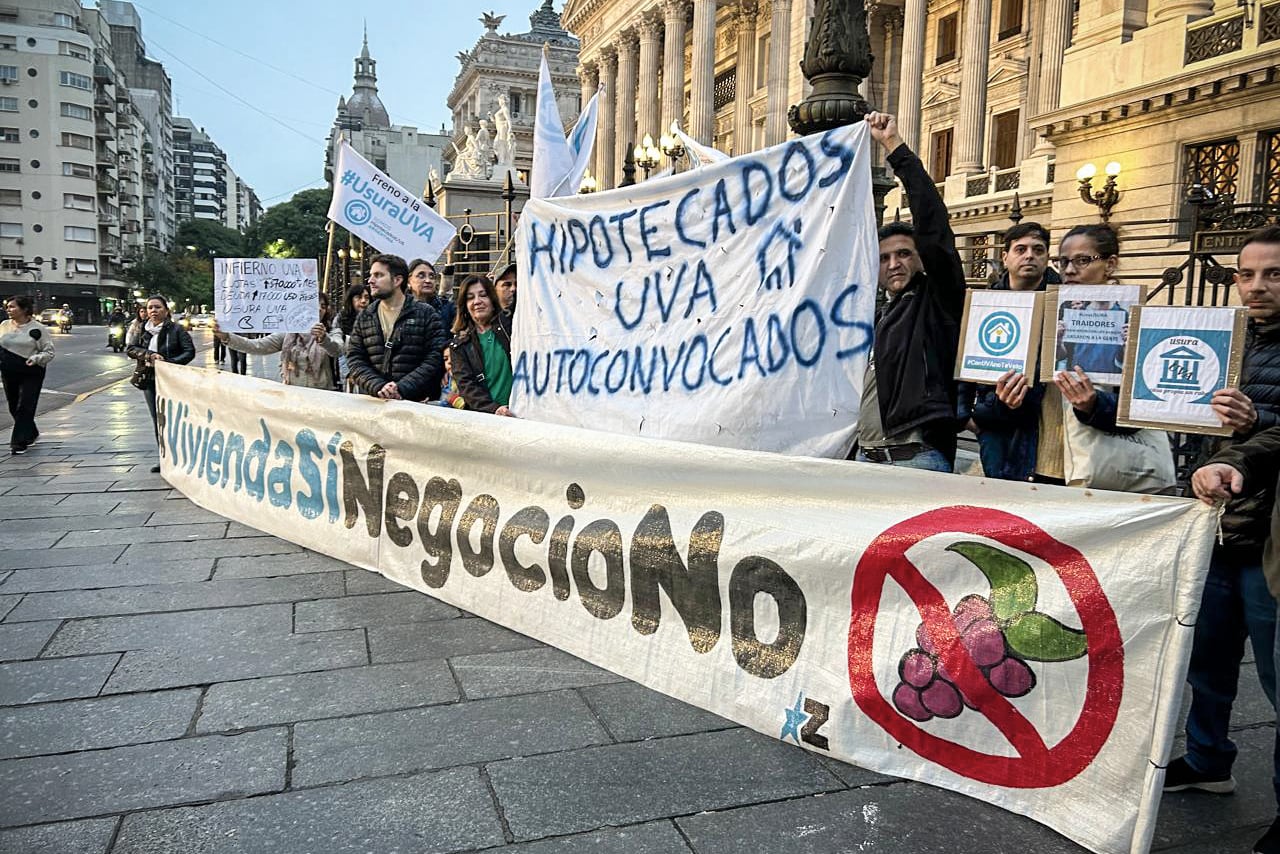 El mismo día que el Banco Nación lanzó sus préstamos se realizó una marcha del colectivo de hipotecados UVA al Congreso, puesto que aseguran que es una nueva estafa a la población.