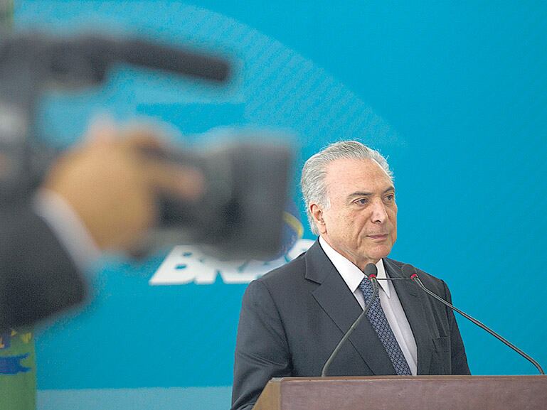 Temer sobrevive a fuerza de ceder al capital financiero y grupos extranjeros.