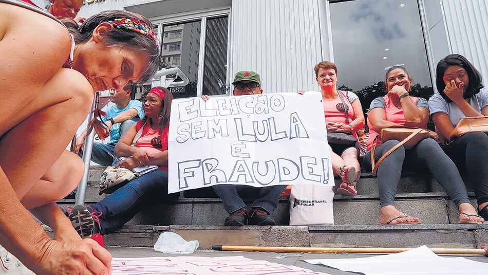 Simpatizantes de Lula protestaron frente al edificio del Tribunal Federal de Porto Alegre.