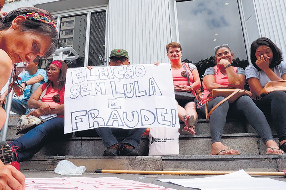 Simpatizantes de Lula protestaron frente al edificio del Tribunal Federal de Porto Alegre.