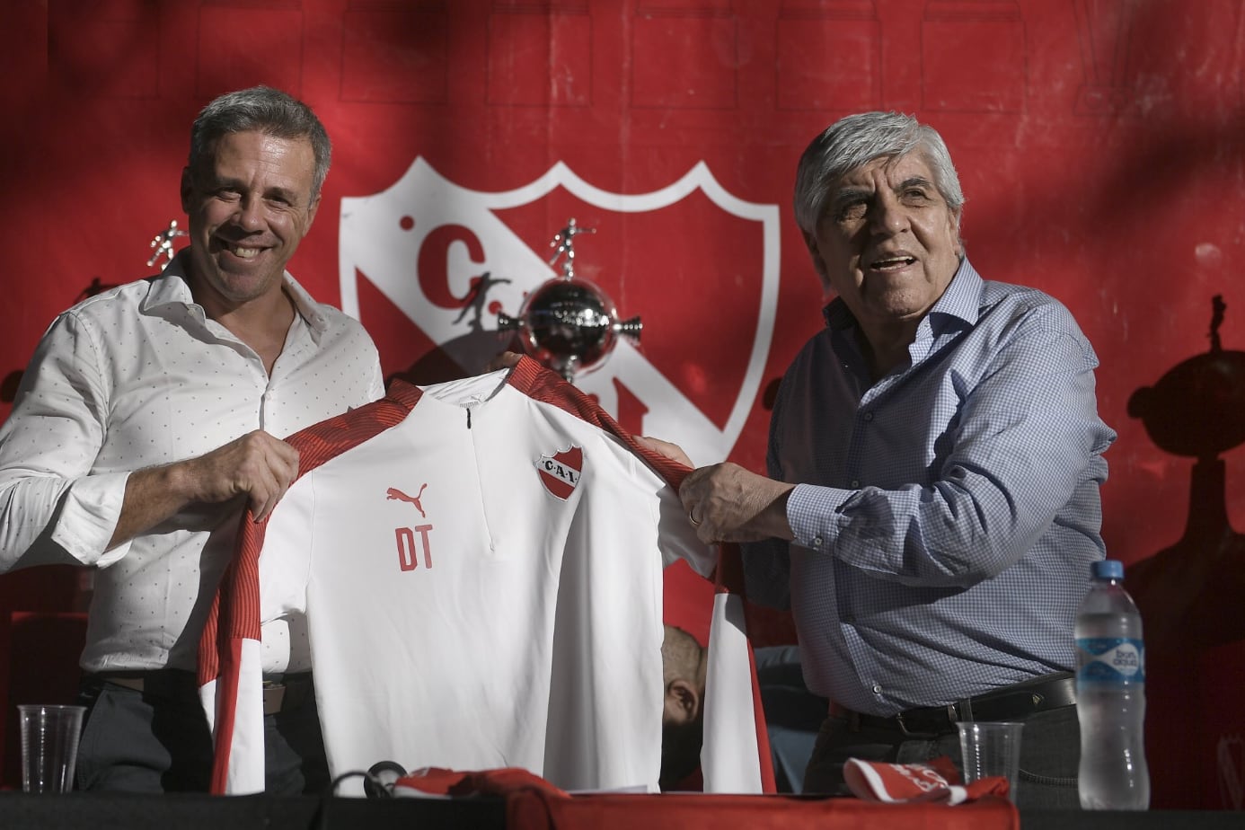 Pusineri y el presidente Hugo Moyano, durante la presentación como nuevo DT.