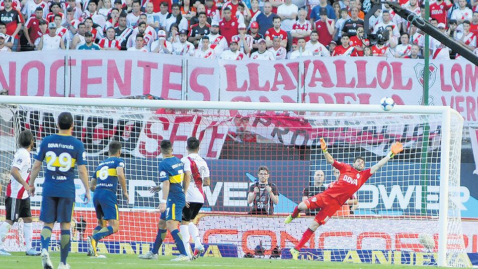 La pelota entra al arco después del tiro libre de Cardona para poner el 1-0, a los 42 minutos.