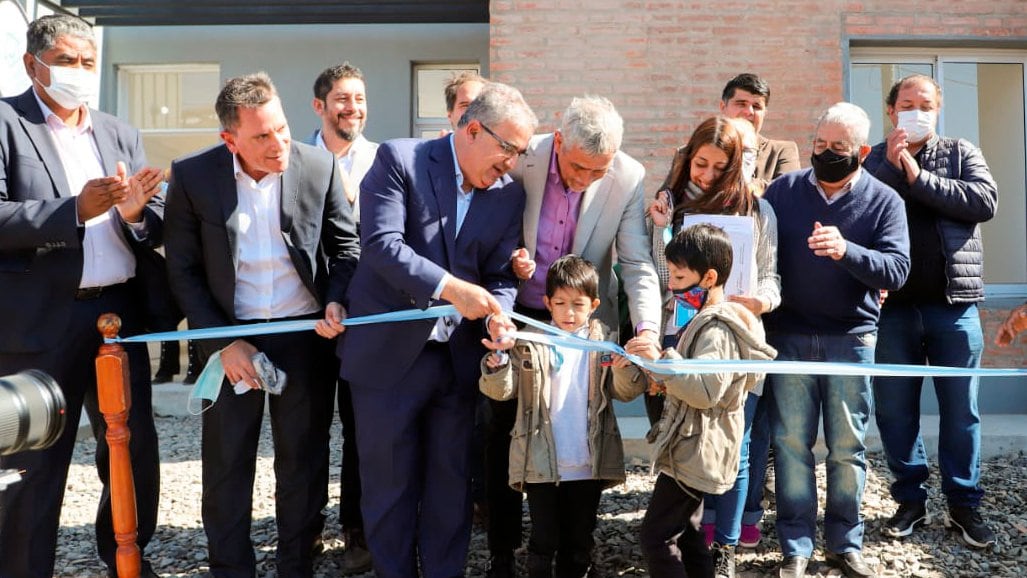 Un momento del acto con las familias beneficiarias