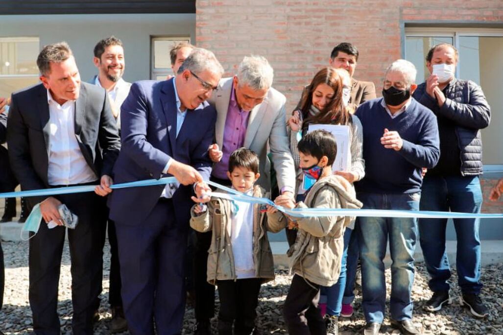 Un momento del acto con las familias beneficiarias