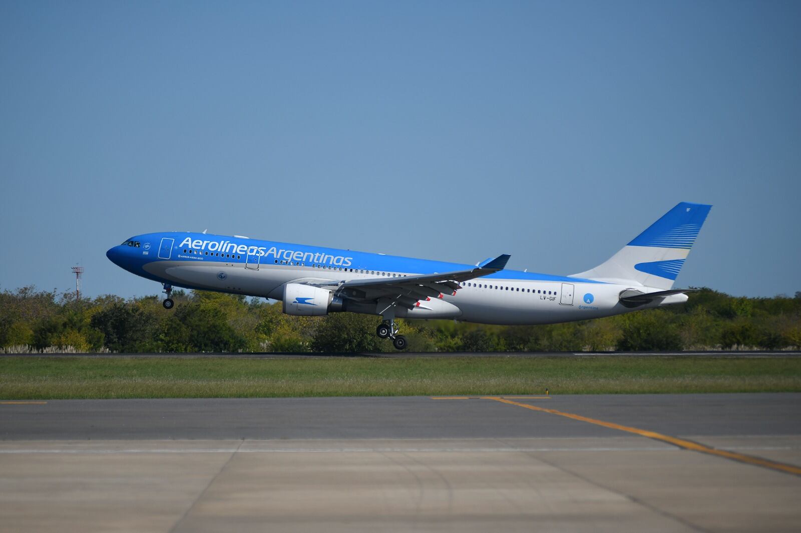 El fondo buitre Burford pretende embargar activos de Aerolíneas Argentinas