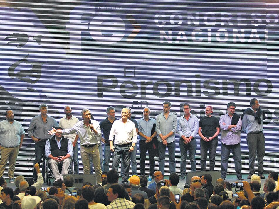 El Presidente y su gabinete detrás del cartel de “El Peronismo en Cambiemos” en el acto del club Ferro.