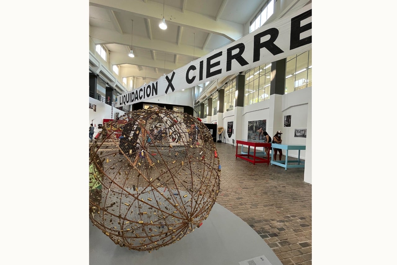 "La bola bala", 2005, de Arde!. Alambre, casquillos de balas y cartuchos de escopeta.