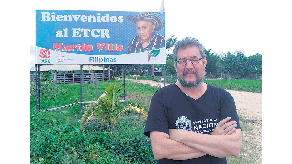 Carlos Medina Gallego en un ETCR, Espacio Territorial de Capacitación y Reincorporación destinado a la integración productiva de miembros de las FARC.
