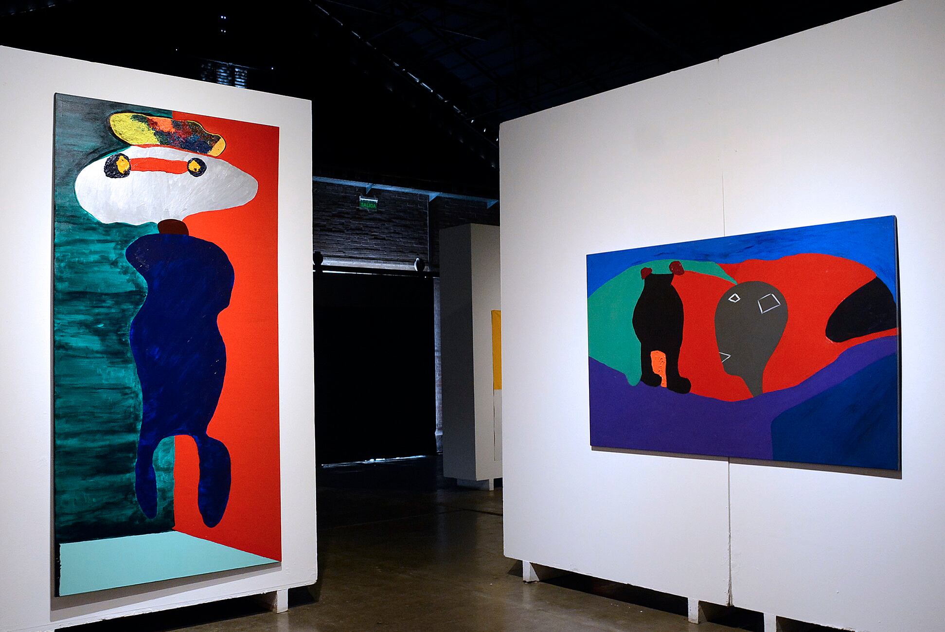 Con formatos amplios y colores primarios, la pintura de Páez dialoga con el modernismo.