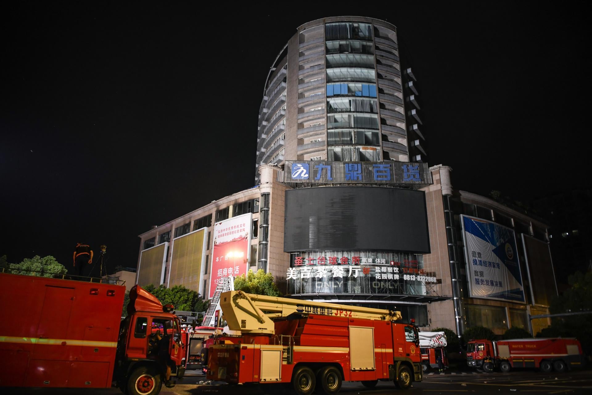 Tragedia en China: murieron 16 personas atrapadas en un incendio en un centro comercial