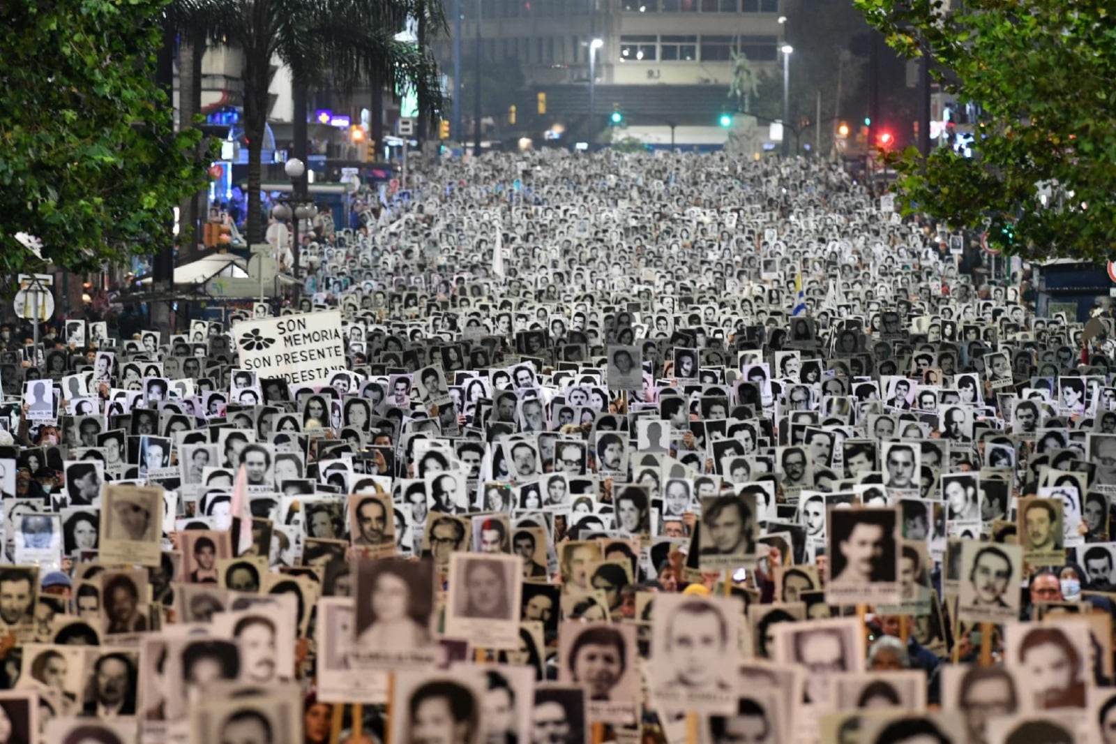 Retratos de desaparecidos en la Marcha del Silencio de mayo de 2022 en Montevideo.